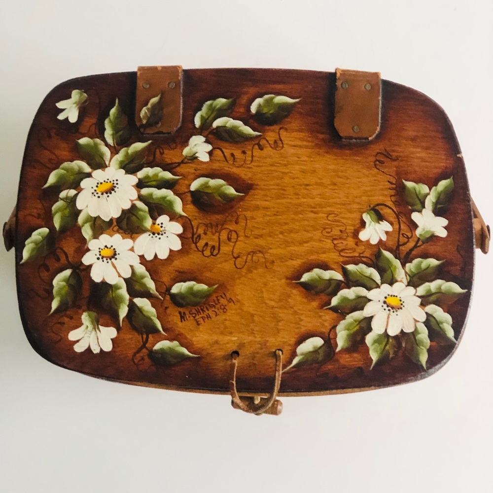 Vintage daisy wicker basket with planter/storage